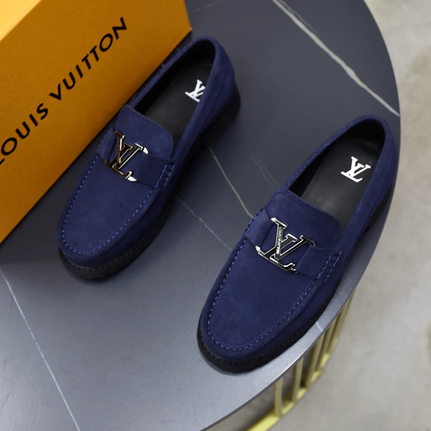 Ex-factory price: 600💰Louis Vuitton LV men's classic Oxford shoes, men's business formal boutique leather shoes, classic style, almond kernel exquisite toe, ultimate art, the whole shoe is made of imported cow leather (open edge beads), carefully selected, fine pores, excellent gloss, soft texture, strong toughness, durable and not easy to deform, apricot fetal cowhide leather lining, soft and comfortable, sweat-absorbent and breathable. Foam outsole, original box and dust bag packaging! Size: 38–44 (45/46 customized)
